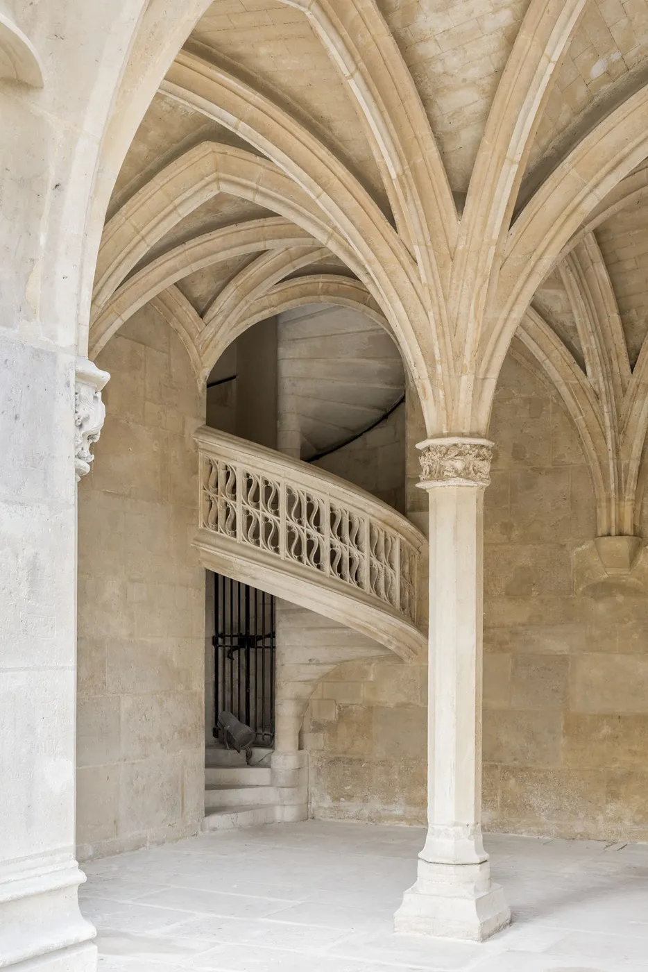 Vista de la escalera que une la capilla con la logia abovedada