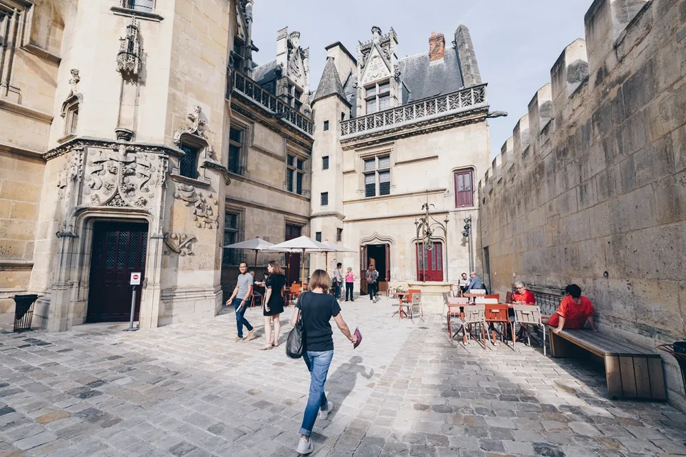 Cour de l'hôtel médiéval des abbés de Cluny