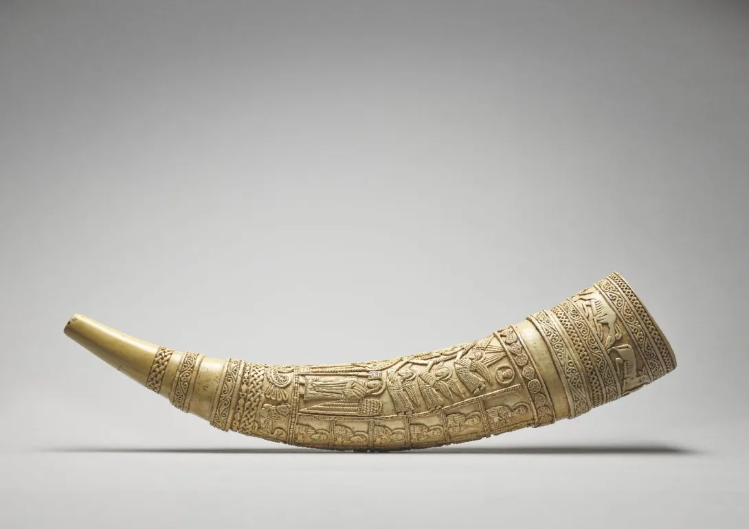 Défense d'éléphant sculptée et gravée de motifs figuratifs et géométriques. Vue de profil.