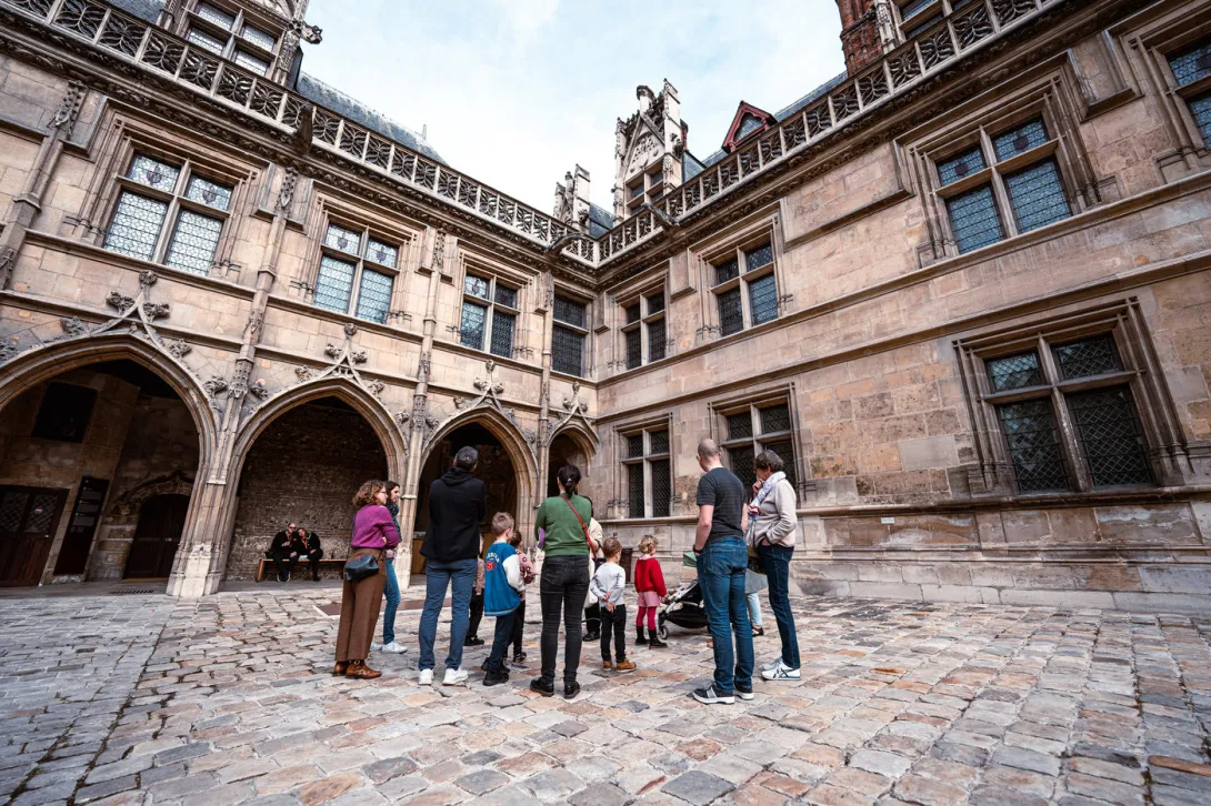 Visiteurs au musée de Cluny, Cour du musée