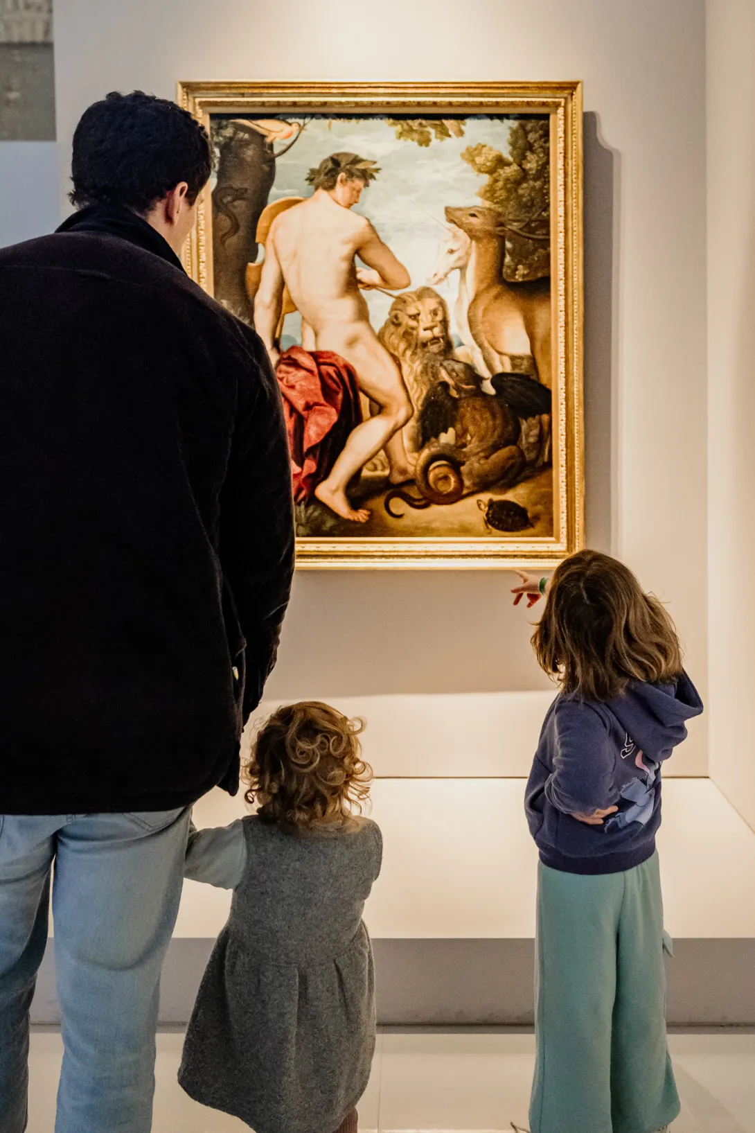 Visiteurs en famille dans l'exposition "Licornes !"
