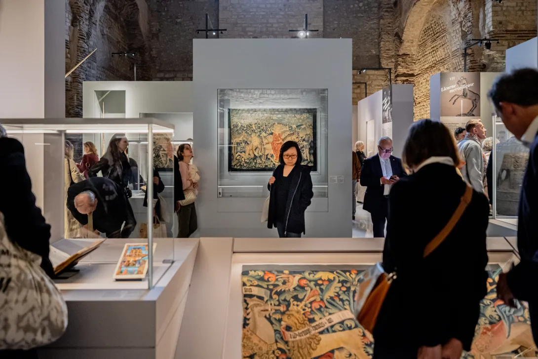Visiteurs dans l'exposition "Licornes !"
