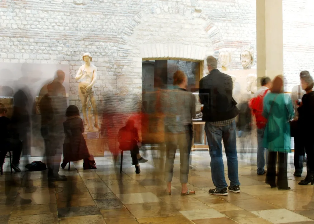 Visiteurs dans la salle 5, sculptures de Notre-Dame de Paris