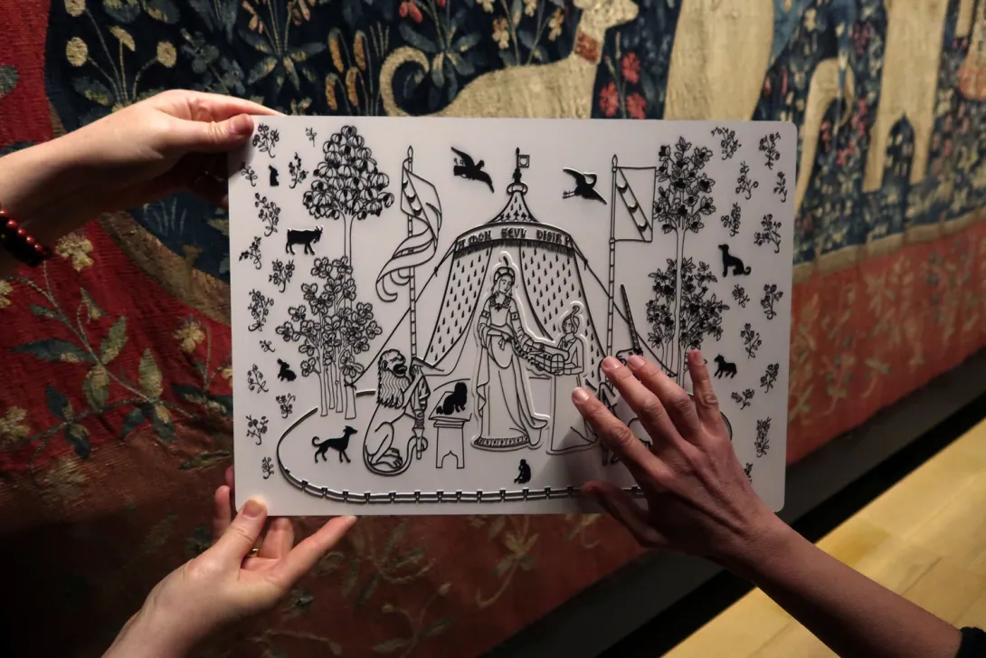 Visite descriptive et tactile dans la salle de la Dame à la licorne