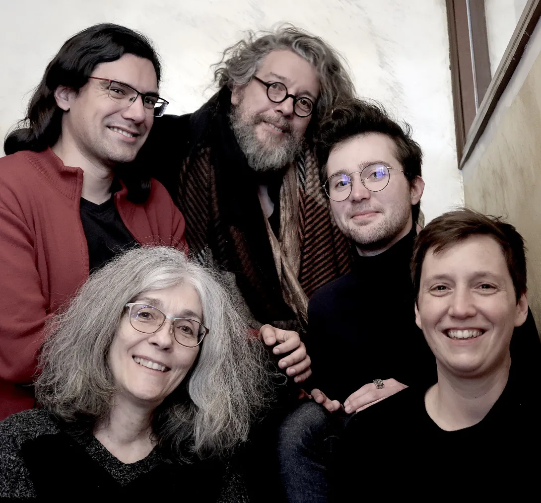 Portrait d'un groupe de cinq personnes. Photographie de face. 
