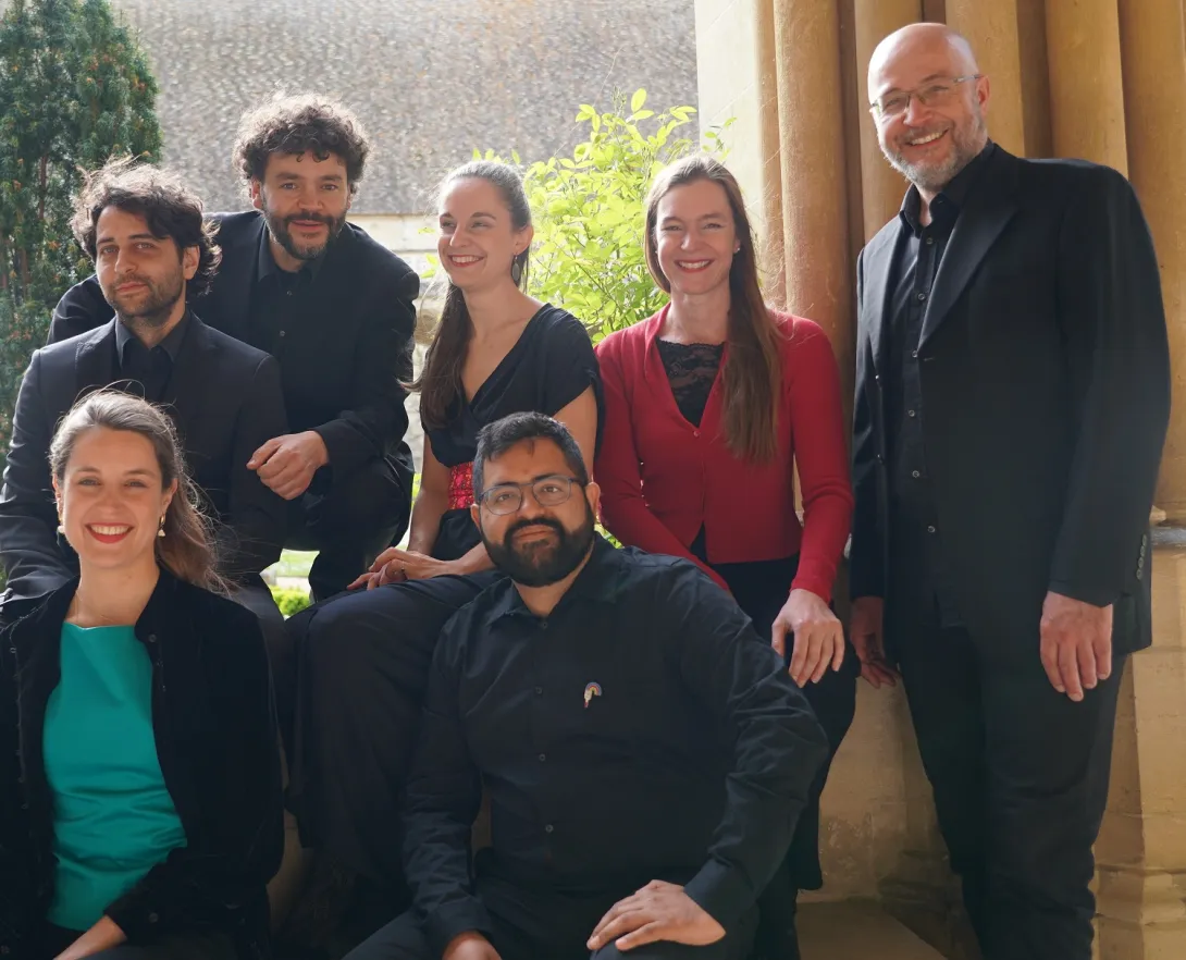 Portrait de groupe de sept personnes - trois femmes et quatre hommes - en extérieur
