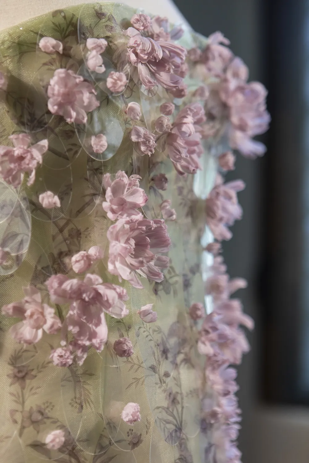 Détail d'une robe bustier brodée crème et rose 