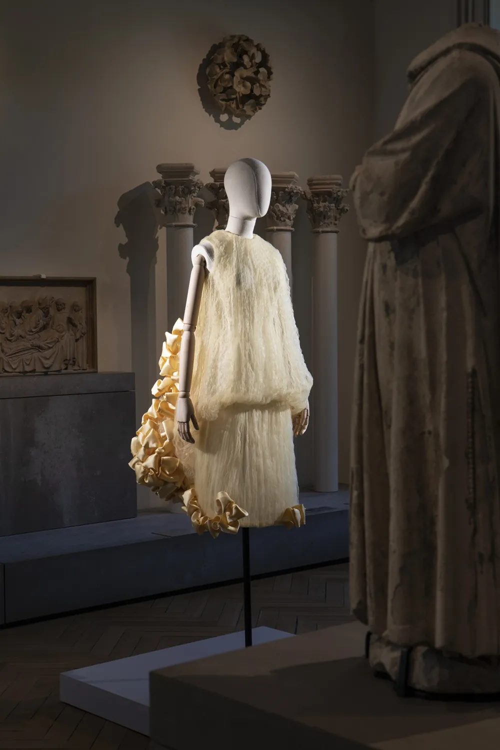 Robe crème posée sur un mannequin dans une salle du musée