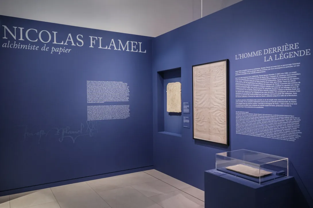Vue de l'exposition "Nicolas Flamel, alchimiste de papier"