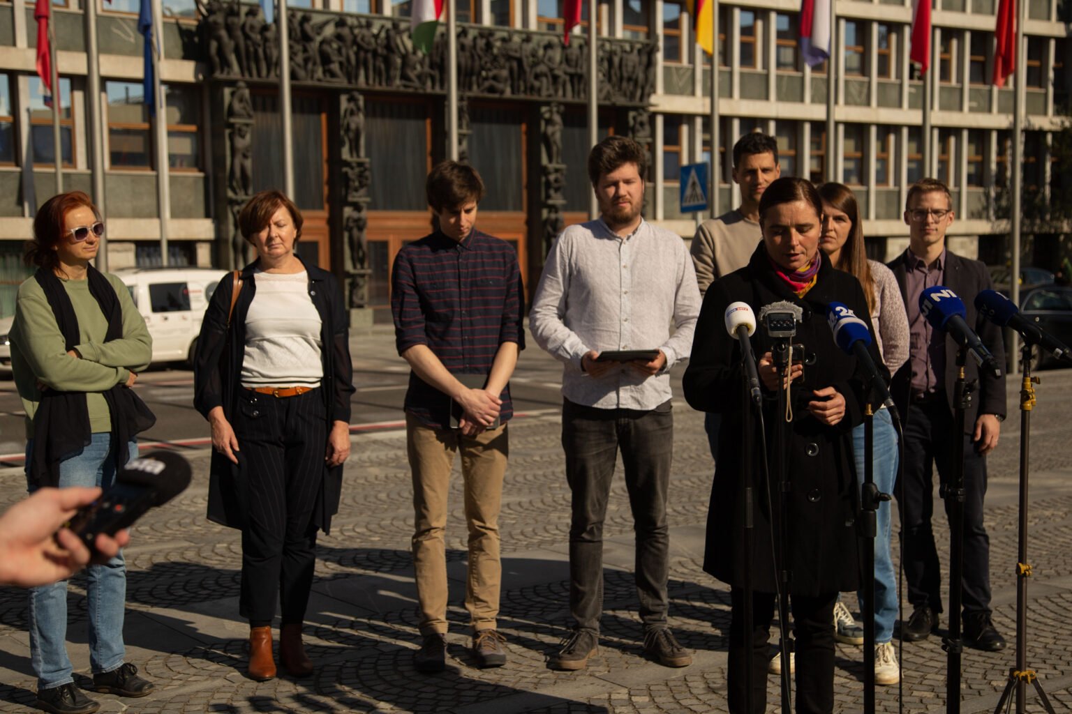 Predstavnice in predstavniki nevladnih organizacij na novinarski konferenci pred državnim zborom