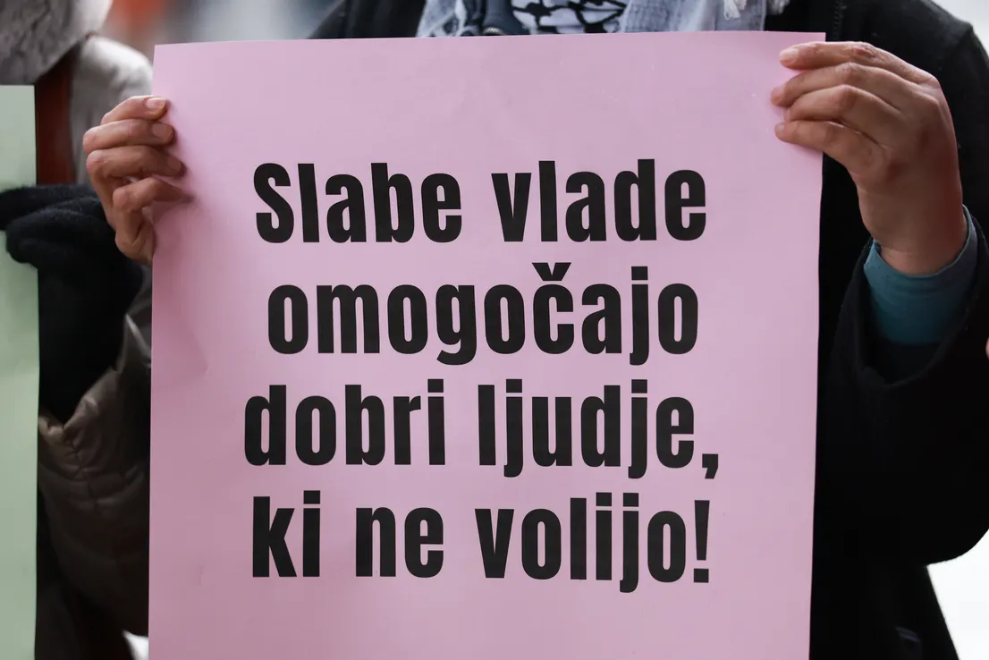 Plakat z napisom "Slabe vlade omogočajo dobri ljudje, ki ne volijo"