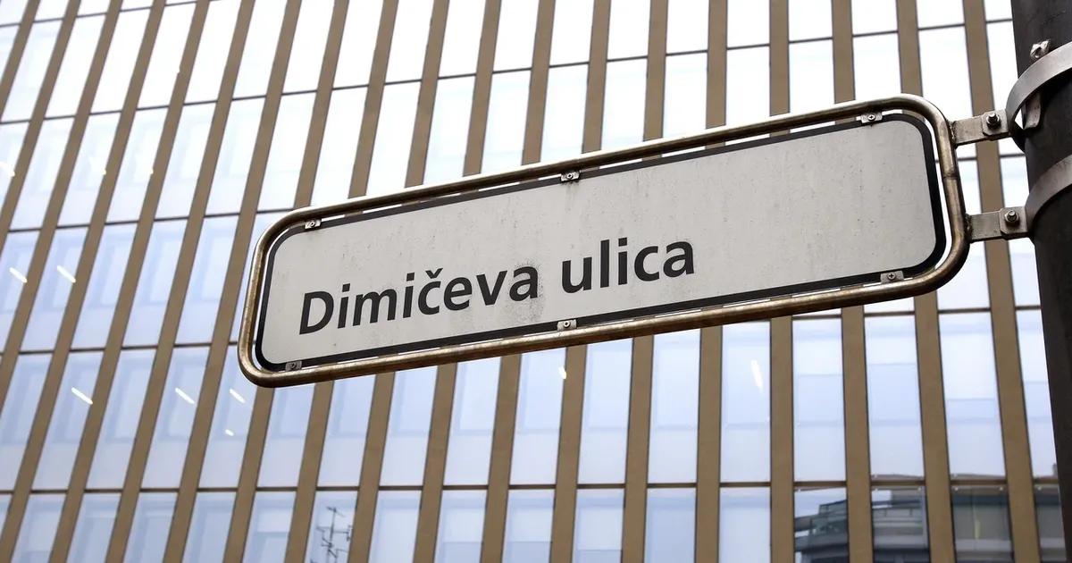 Ulični znak za Dimičevo ulico, v ozadju stavba, v kateri je izraelsko veleposlaništvo