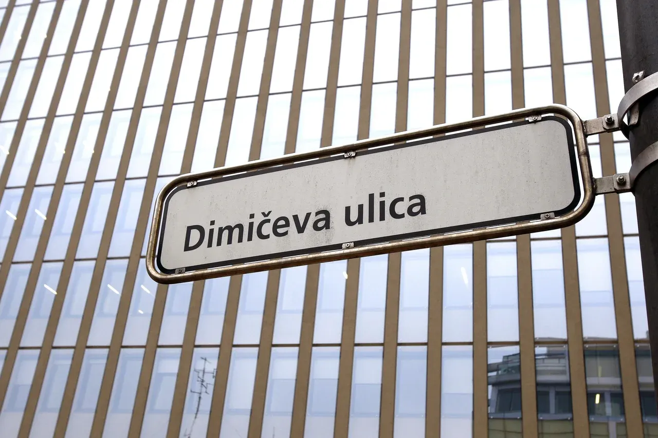 Ulični znak za Dimičevo ulico, v ozadju stavba, v kateri je izraelsko veleposlaništvo