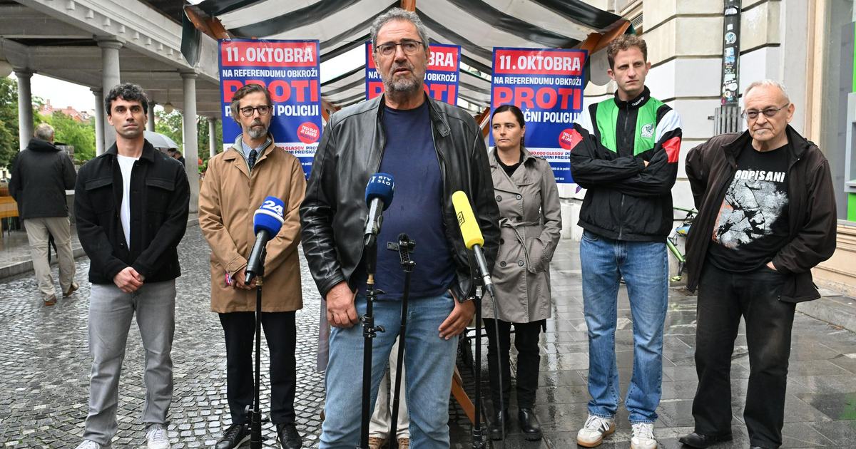 Člani Odbora za varstvo človekovih pravic in nevladnih organizacij, ki so sodelovale v kampanji proti politični policiji, pred stojnico v centru Ljubljane.