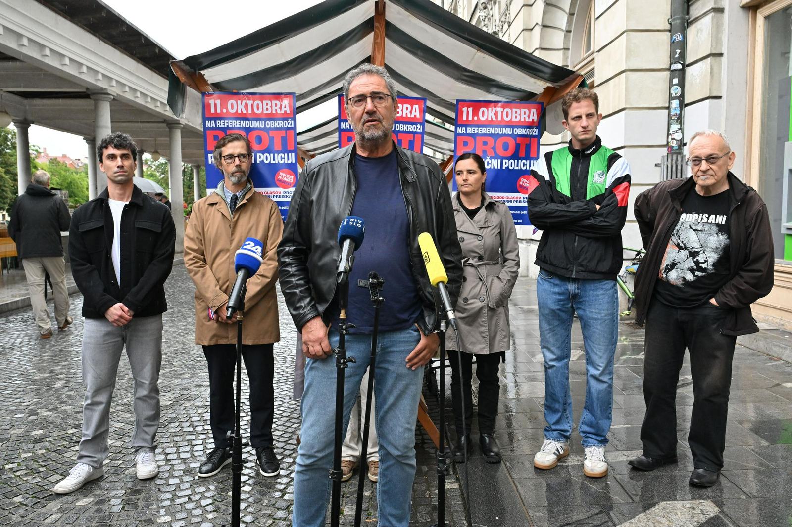 Člani Odbora za varstvo človekovih pravic in nevladnih organizacij, ki so sodelovale v kampanji proti politični policiji, pred stojnico v centru Ljubljane.