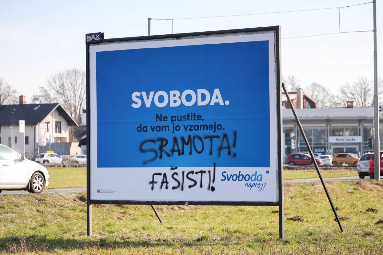 Predvolilni obcestni plakat Svobode, na katerega je nekdo s sprejem napisal sramota in fašisti