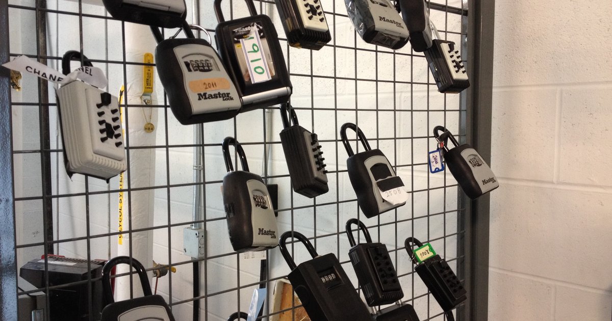 Škatlice za ključe, ki se uporabljajo za oddajanje stanovanj prek Airbnbja.