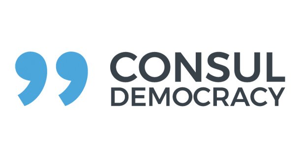 Logotip organizacije Consul Democracy, kjer je poleg imena še dvojni desni narekovaj