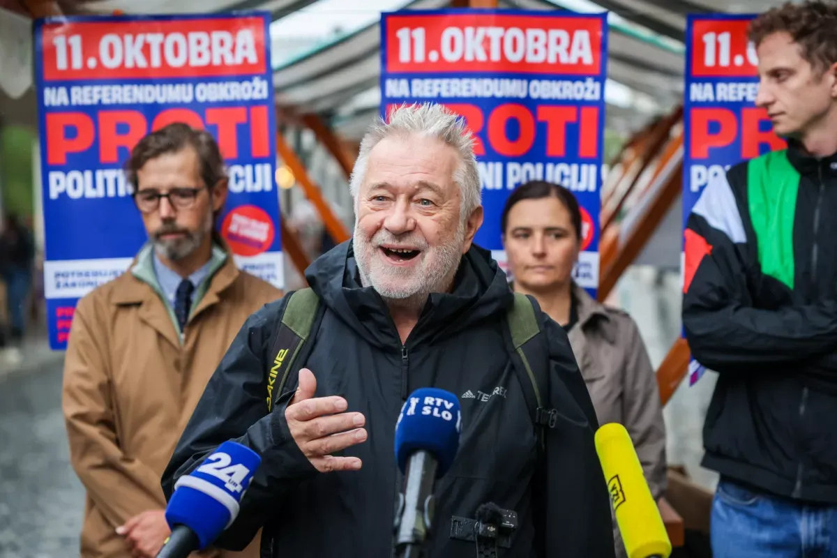 Eden od pobudnikov referenduma proti politični policiji Rastko Močnik, v ozadju pred stojnico v centru še drugi pobudniki.