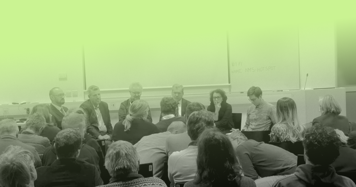 Fotografija iz okrogle mize, na kateri so njeni udeleženci.