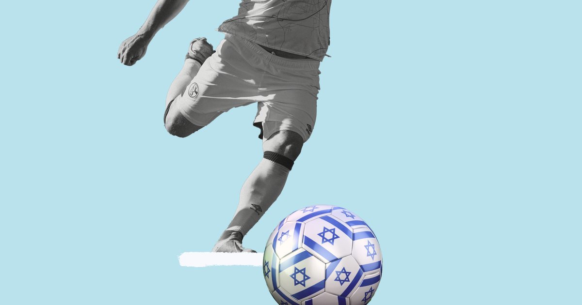Del nogometnega igralca v gibanju, ki brcne žogo, okrašeno z motivi izraelske zastave.