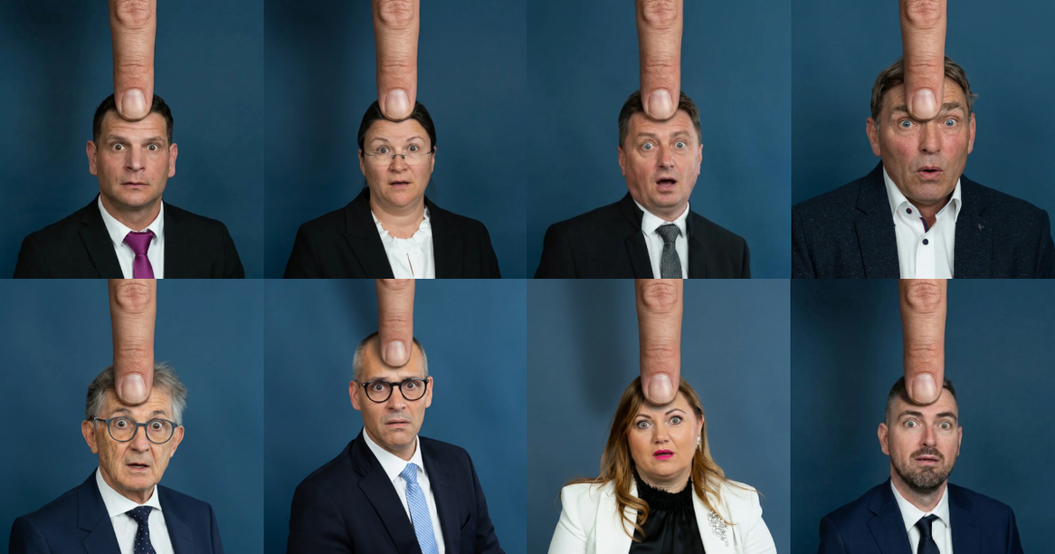 Poslanci in poslanke Resnice in Demokratov, ki imajo na čelu prst.