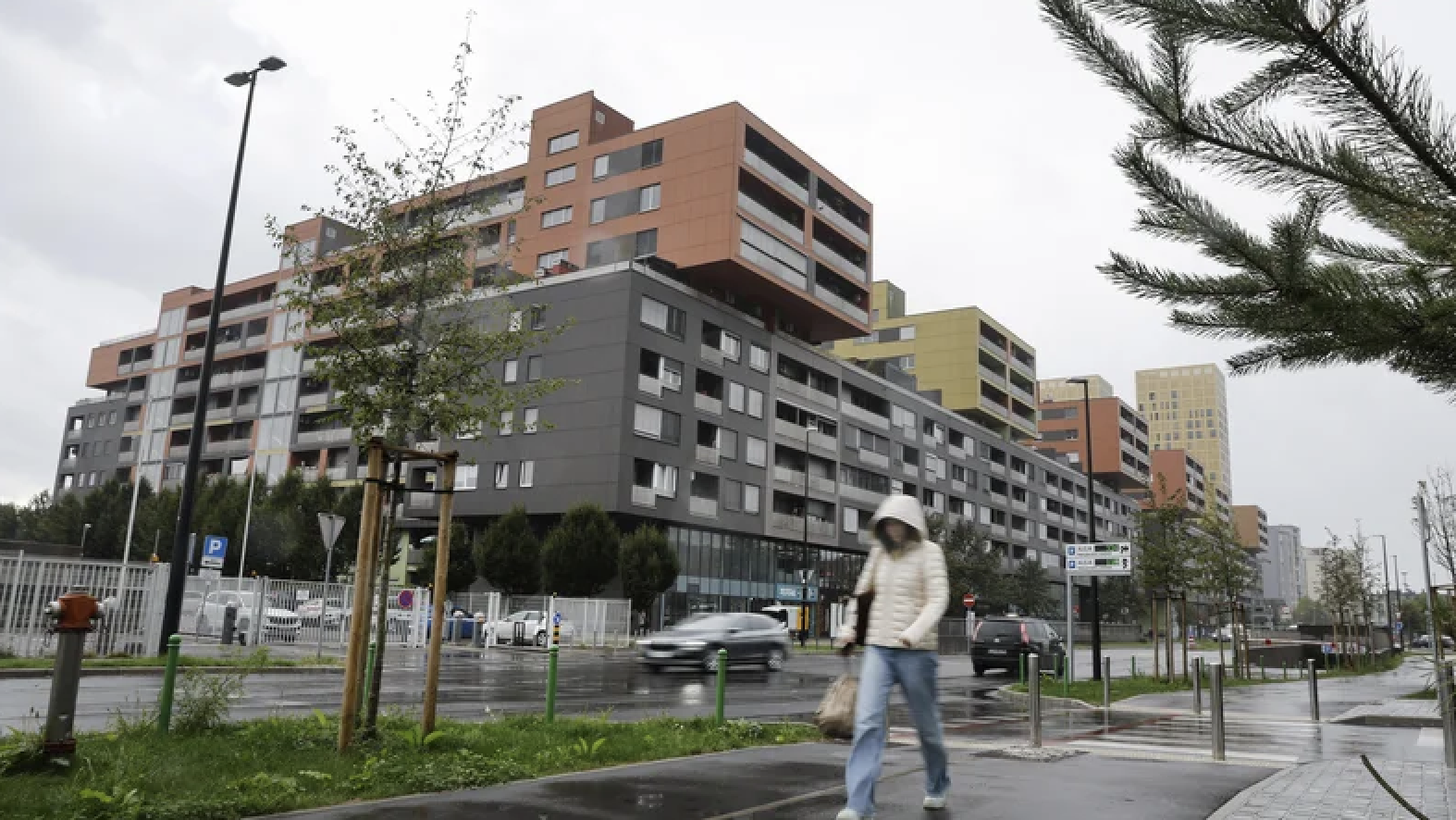 Fotografija stanovanjskega kompleksa, foto Leon Vidic, vir: Delo