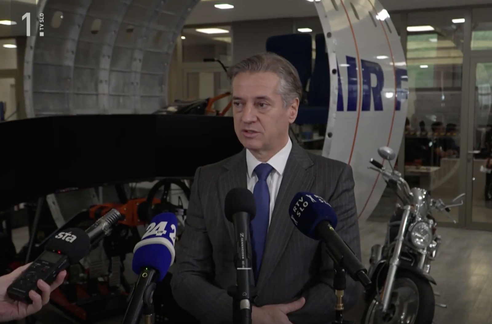 Robert Golob novinarska konferenca, zajem zaslona TV Slovenija 1