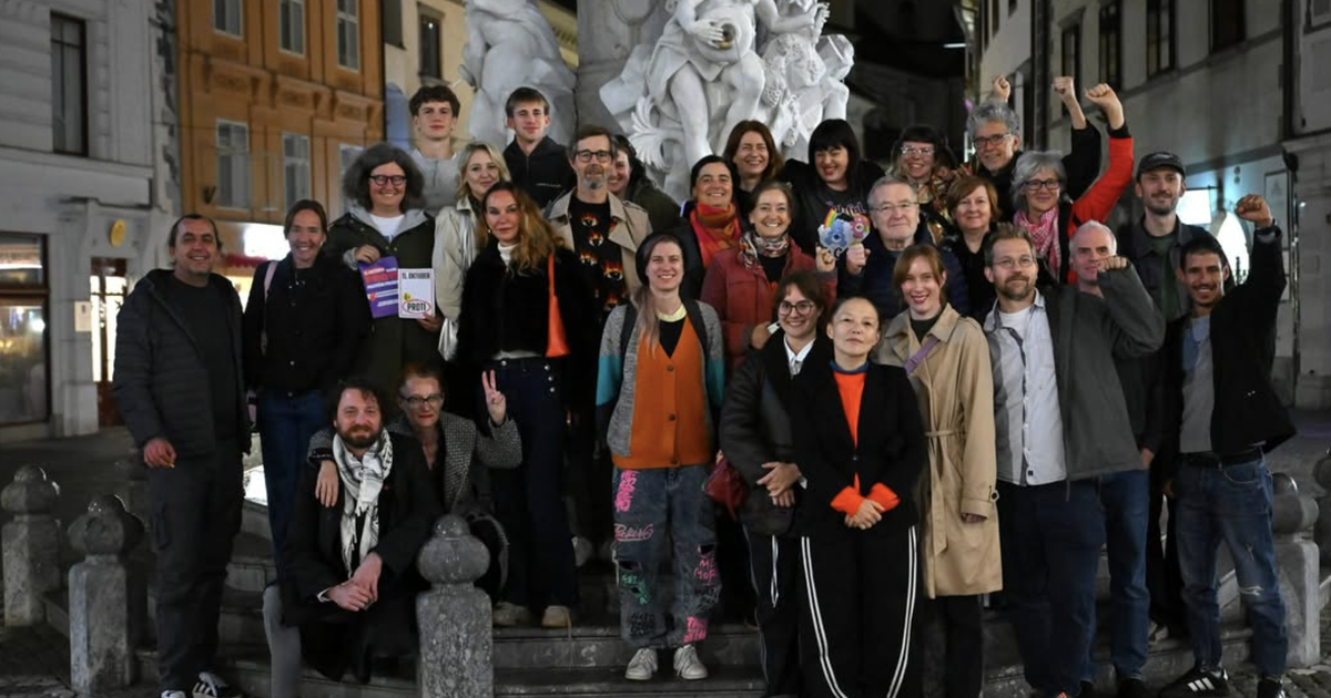 Predstavnice in predstavniki civilne družbe, ki so sodelovale v referendumskih kampanjah, pred Robbovim vodnjakom