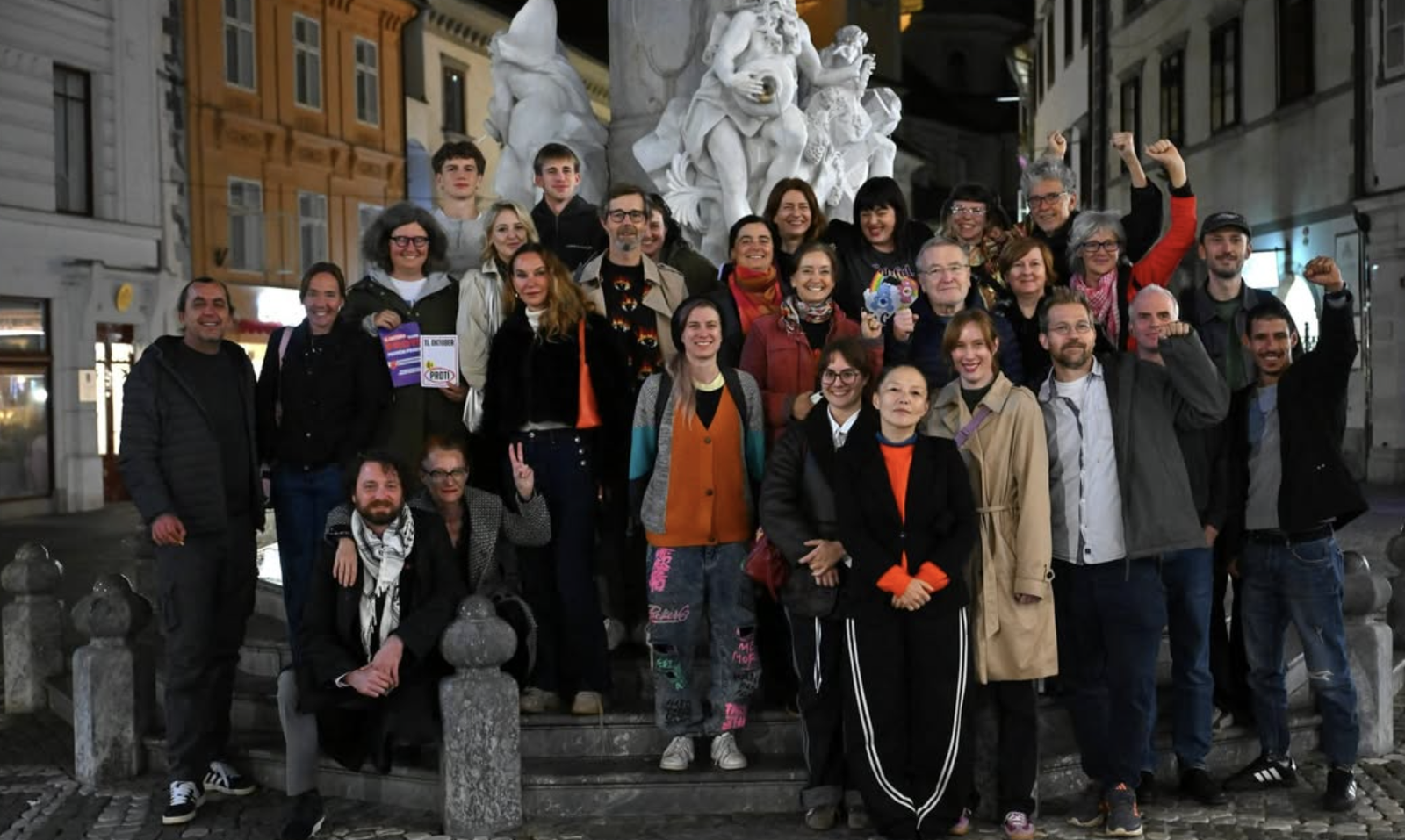 Predstavnice in predstavniki civilne družbe, ki so sodelovale v referendumskih kampanjah, pred Robbovim vodnjakom