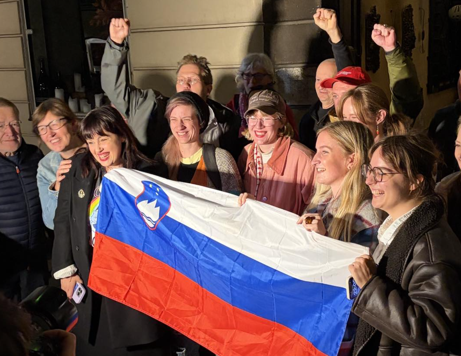 Predstavnice in predstavniki civilne družbe, ki so sodelovale v referendumskih kampanjah, pred Pritličjem.