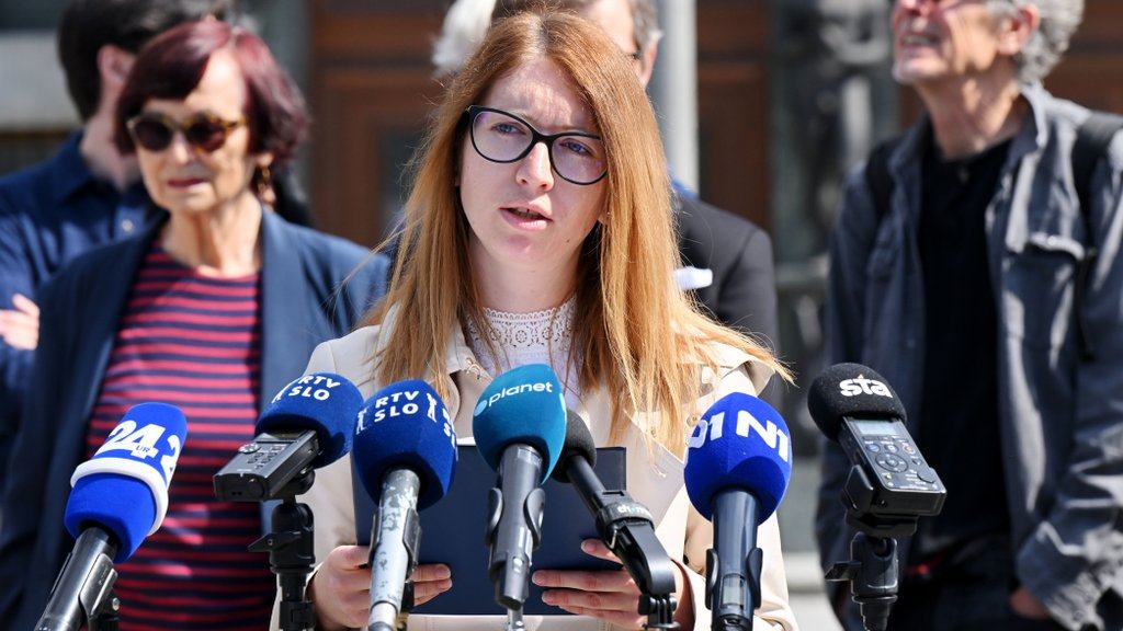 Fotografija iz novinarske konference, na kateri je predstavnica nevladnih organizacij