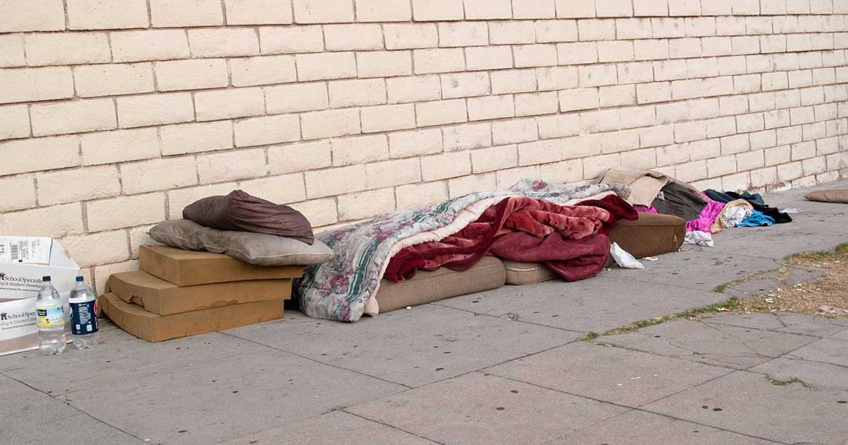 agrument-1616064586045-brezdomska-postelja-na-ulici.jpg