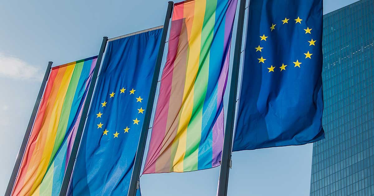 Štiri zastave za na drogovih, prva in tretja sta mavrični, druga in četra pa sta zastavi EU