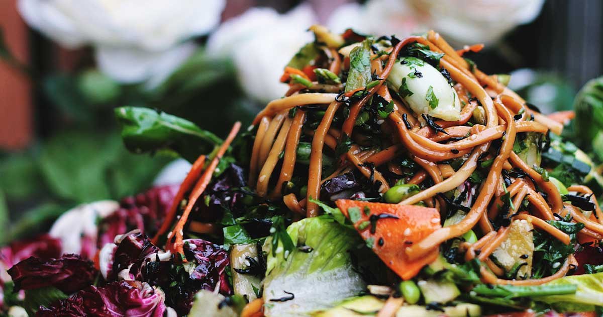 Udon rezanci z obilico zelenjave