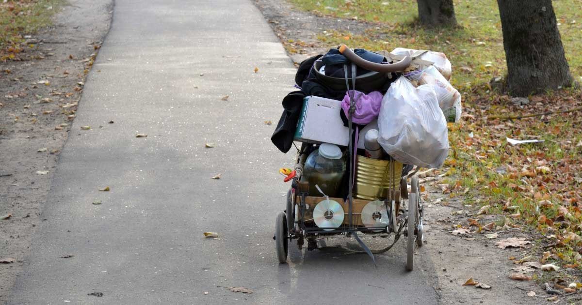 Voziček s stvarmi brezdomne osebe.