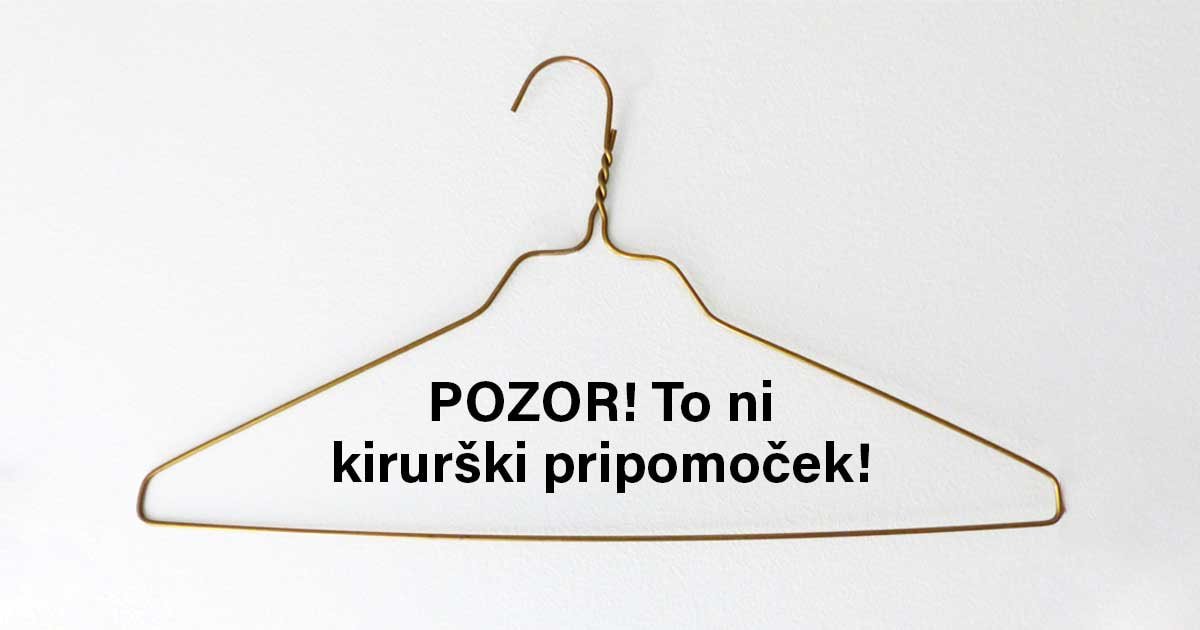 Fotografija tankega kovinskega obešalnika z napisom: