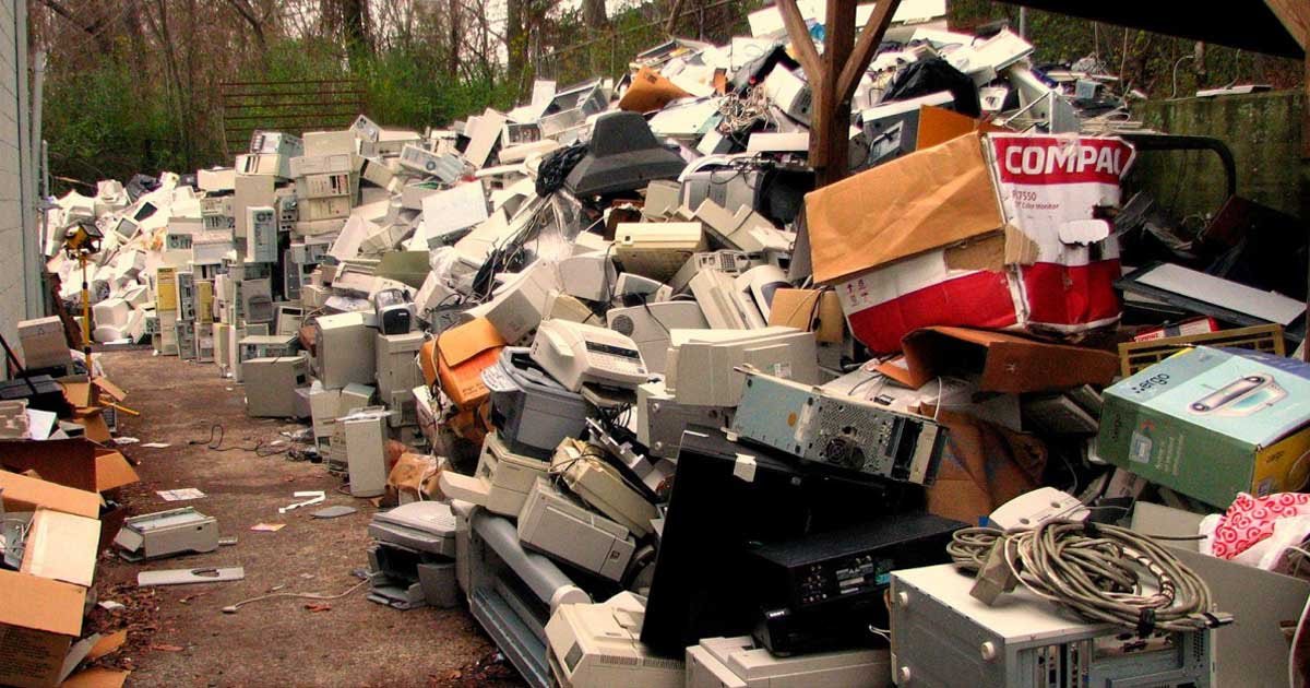 Nepregleden kup elektronskega odpadja