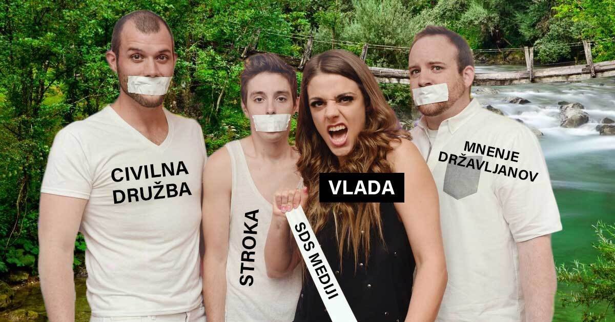Na sliki so štiri mlade osebe. Trije imajo prelepljena usta in napise na belih majicah: