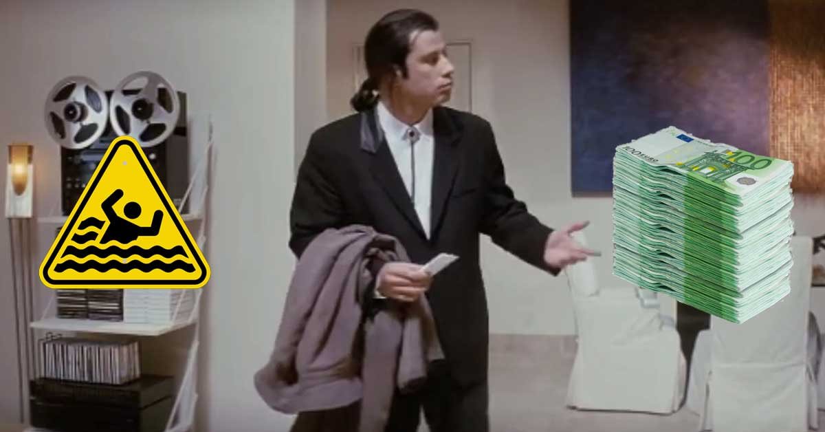 znamenit prizor iz filma Pulp Fiction: na sliki je John Travolta z vprašujočim izrazom na obrazu - na sliko je na eni strani dodan kup denarja, na drugi pa opozorilni znak o nevarnem kopanju