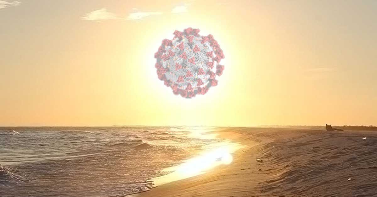Fotografija plaže ob sončnem zahodu, namesto sonca pa nad njo