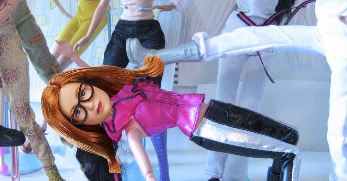 na sliki je barbika znanstvenice, ki jo druga barbika z brco podira na tla
