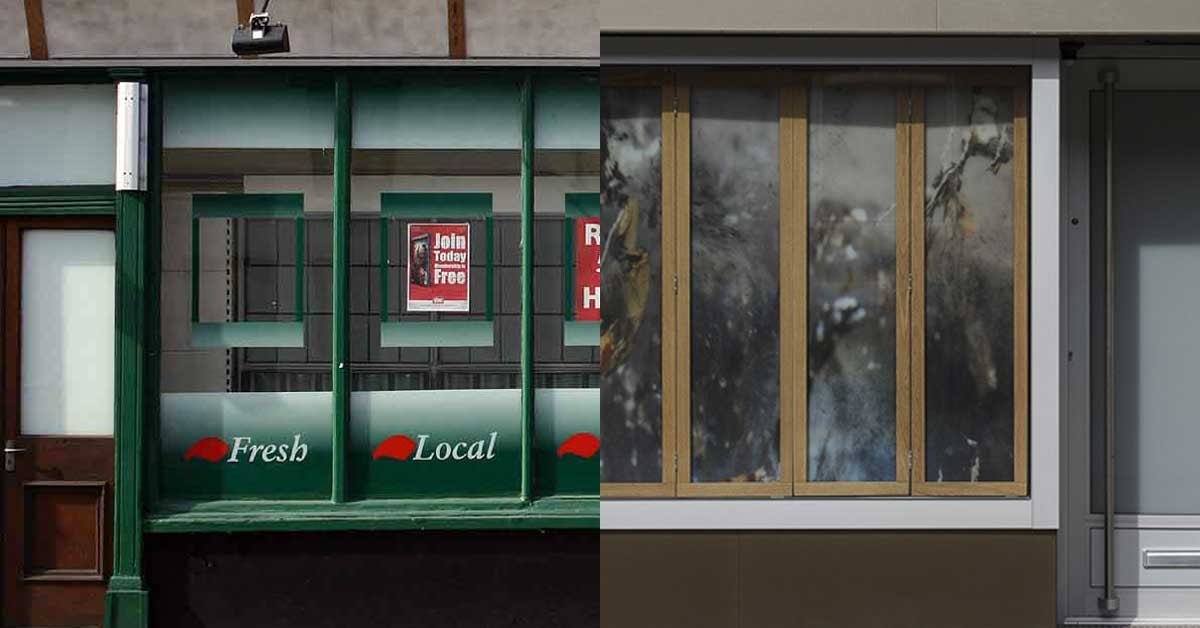 Na levi strani slike je prazna trgovska izložba, na desni pa zrcalna slika trgovskega prostora, ki je preurejen v stanovanje.