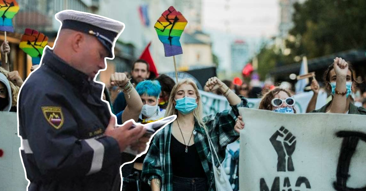 Policist popisuje mirne protestnike.