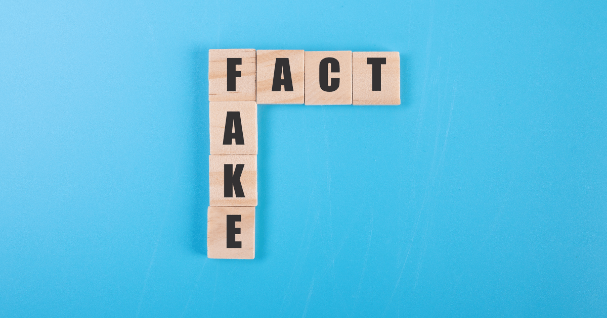 na sliki so kocke s črkami, levo zgoraj je F, v desno se nadaljuje v besedo FACT, navzdol pa v besedo FAKE