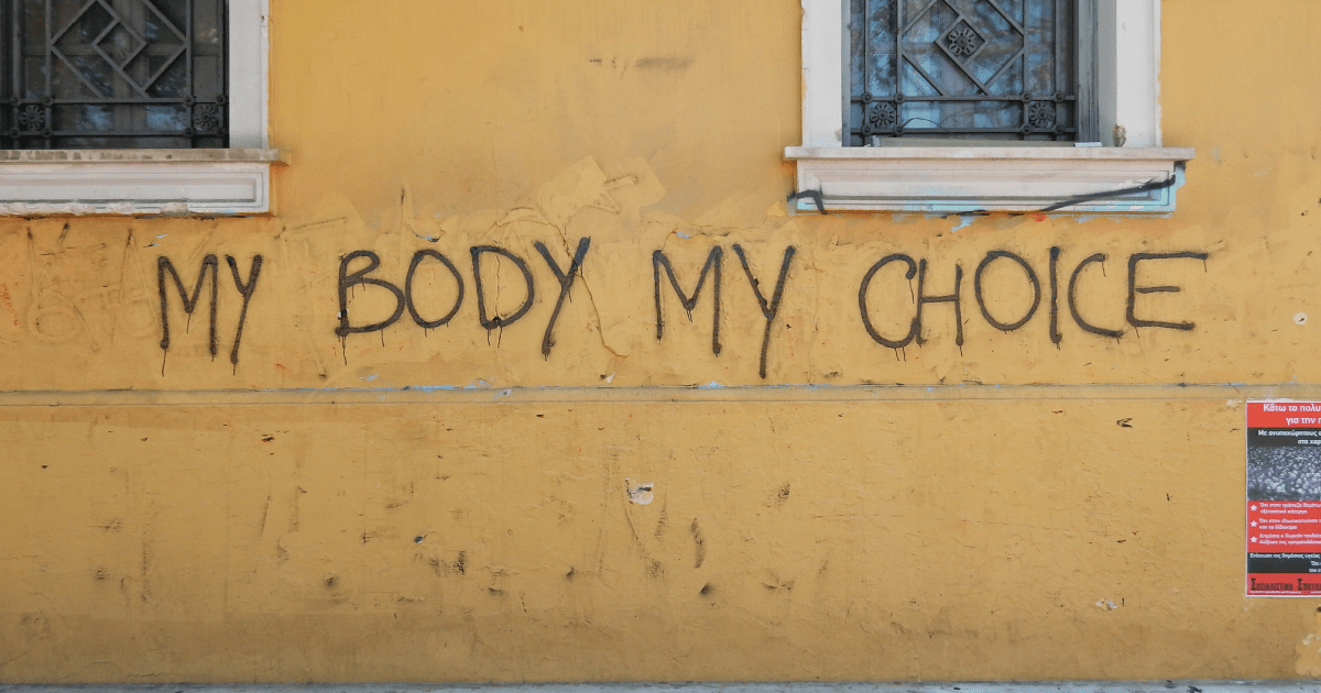 grafit na steni, na katerem je z velikimi črkami napisano MY BODY MY CHOICE