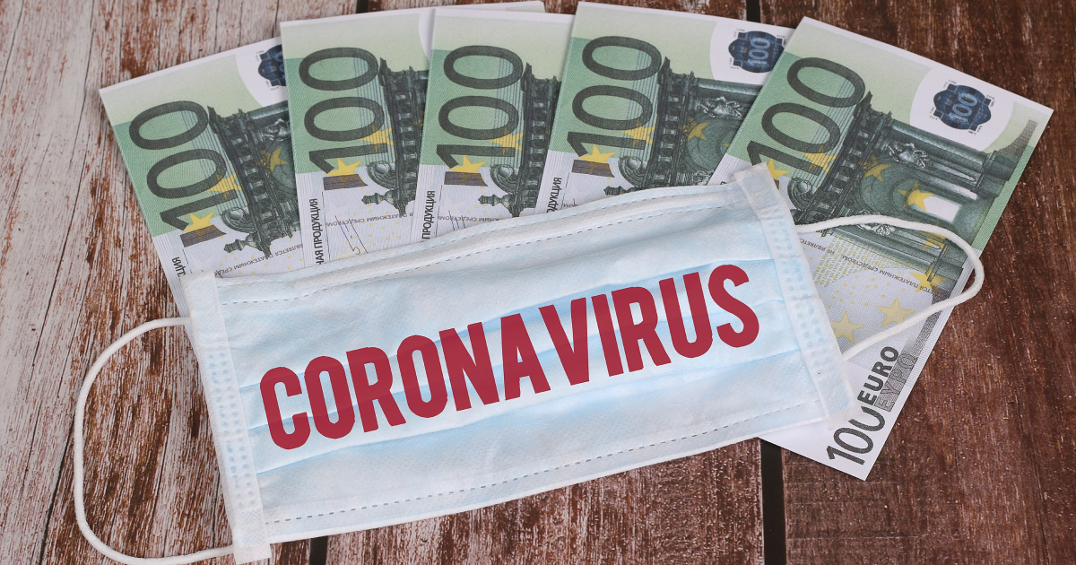 pet bankovcev za 100 €, čeznje maska z napisom coronavirus