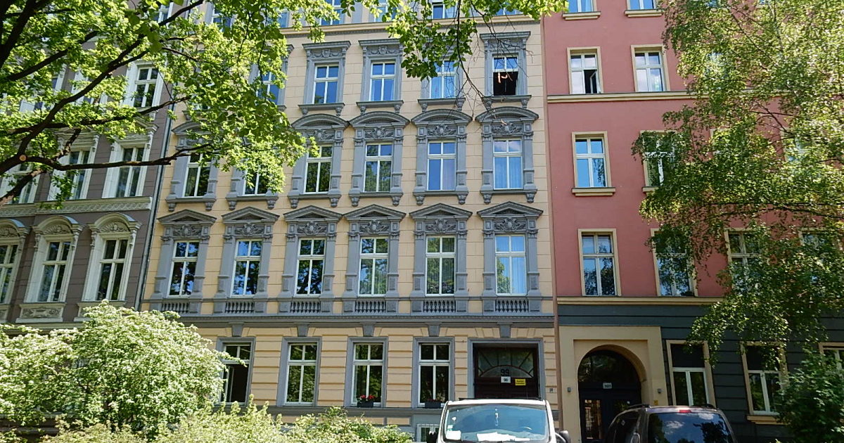 Na sliki je pročelje berlinskega stanovanjskega kompleksa