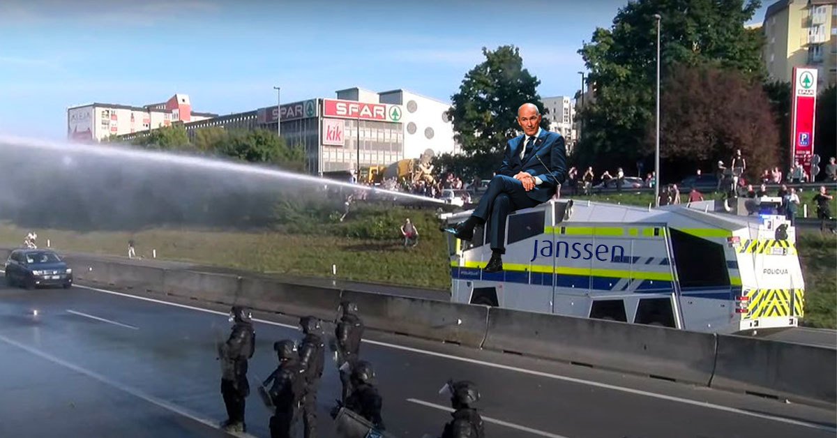 Vodni top na ljubljanski obvoznici, s pomočjo katerega policija odstranjuje protestnike. Na njem s prekrižanimi nogami sedi Janez Janša, top pa nosi napis Janssen.