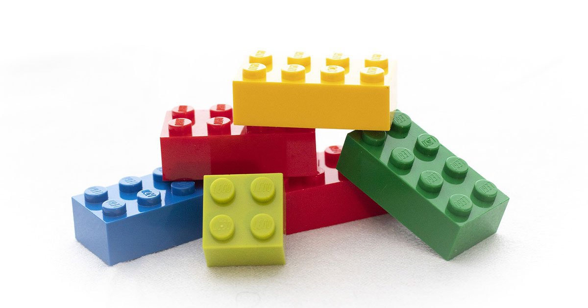Lego kocke, ki so naložene druga na drugo.